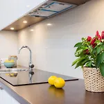 Comfy Zelazna With Two Bedrooms And Balcony Apartman Varsó