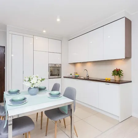 아파트 Comfy Zelazna With Two Bedrooms And Balcony 바르샤바