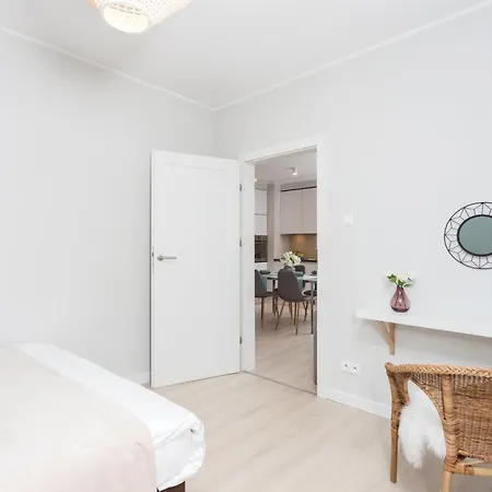 Comfy Zelazna With Two Bedrooms And Balcony 아파트