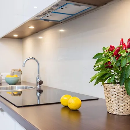 Comfy Zelazna With Two Bedrooms And Balcony 아파트 바르샤바