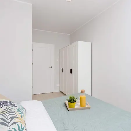 Comfy Zelazna With Two Bedrooms And Balcony 바르샤바