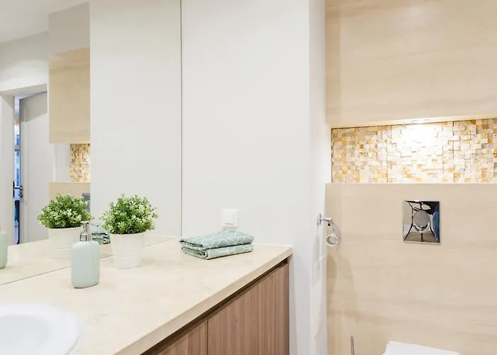 아파트 Comfy Zelazna With Two Bedrooms And Balcony 바르샤바