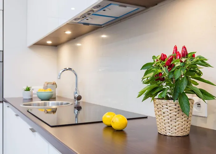 Comfy Zelazna With Two Bedrooms And Balcony 아파트 바르샤바