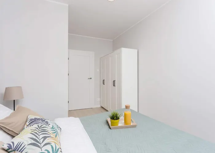 Comfy Zelazna With Two Bedrooms And Balcony 바르샤바