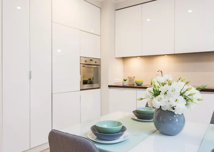 Comfy Zelazna With Two Bedrooms And Balcony Appartement Warschau